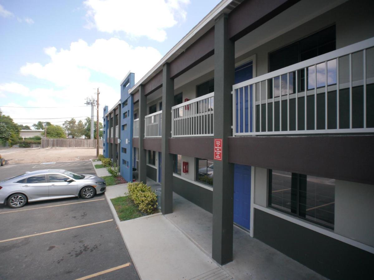 Texas Inn Mcallen Airport Exterior photo